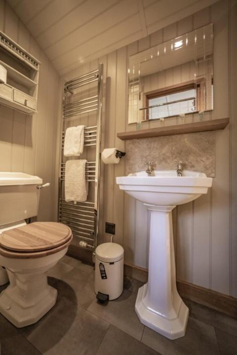 Silver Dollar Hotel Watton Bagian luar foto